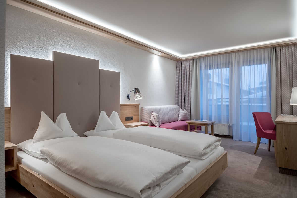 Kahden hengen superior-huone, parveke | Allergiatestatut vuodevaatteet, untuvapeitot, tallelokero huoneessa