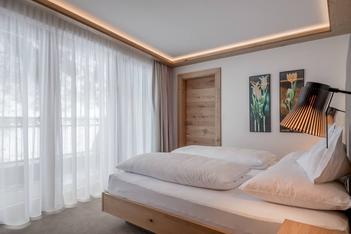 Allergiatestatut vuodevaatteet, untuvapeitot, tallelokero huoneessa