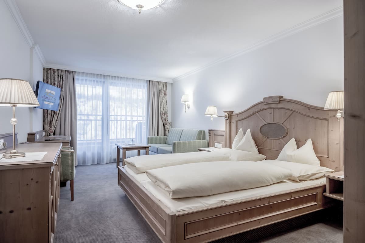 Kahden hengen comfort-huone, parveke | Allergiatestatut vuodevaatteet, untuvapeitot, tallelokero huoneessa