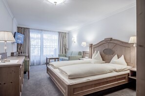Habitación Confort doble, balcón | Ropa de cama hipoalergénica, edredones de plumas, caja fuerte
