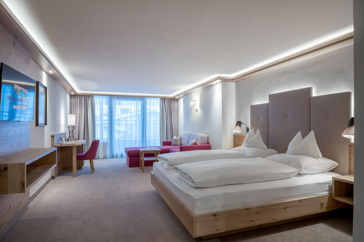 Junior-sviitti, parveke, vuoristonäköala | Allergiatestatut vuodevaatteet, untuvapeitot, tallelokero huoneessa