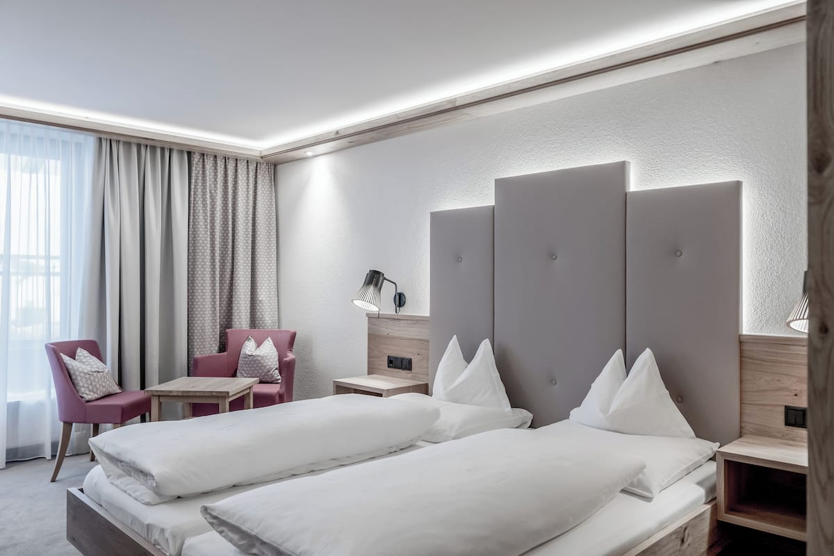 Kahden hengen standard-huone, kylpyhuone makuuhuoneen yhteydessä | Allergiatestatut vuodevaatteet, untuvapeitot, tallelokero huoneessa