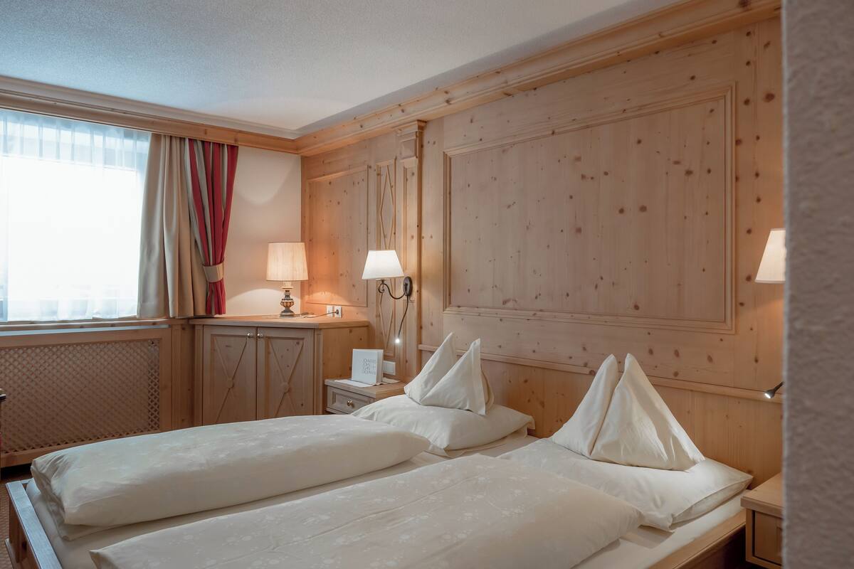 Allergiatestatut vuodevaatteet, untuvapeitot, tallelokero huoneessa