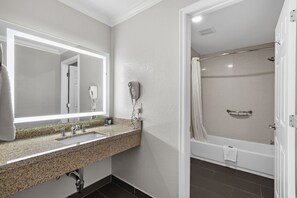 經濟單人房, 1 張加大雙人床, 雪櫃和微波爐 | 浴室 | 提供毛巾