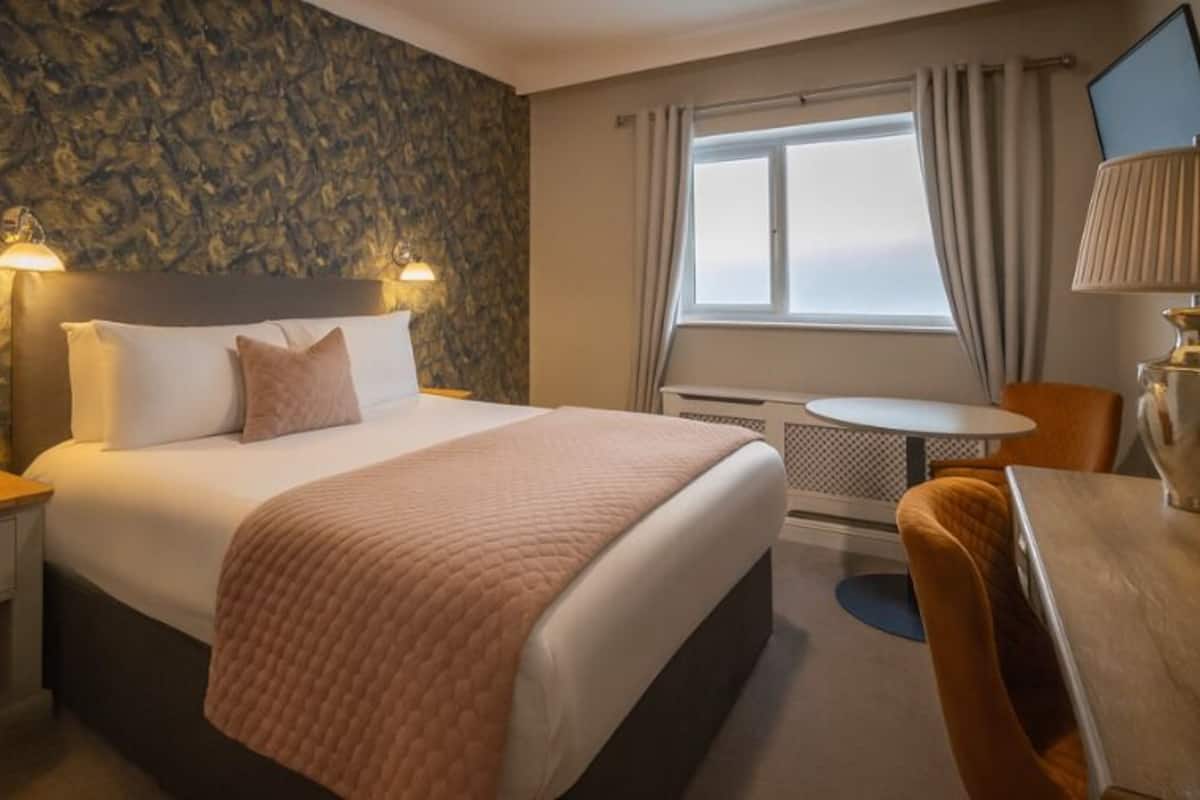 In-room safe, desk, iron/ironing board, free WiFi