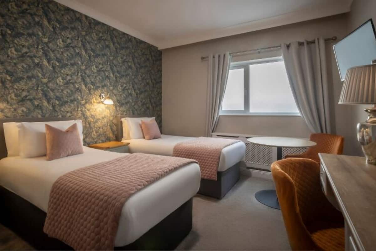 Twin Room | In-room safe, desk, iron/ironing board, free WiFi