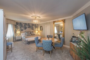 In-room safe, desk, iron/ironing board, free WiFi - Castle Arch Hotel (Trim)