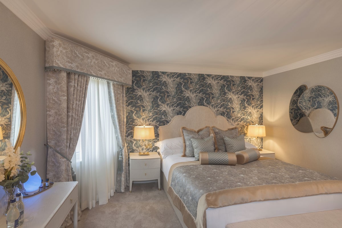 in-room safe, desk, iron/ironing board, free wifi