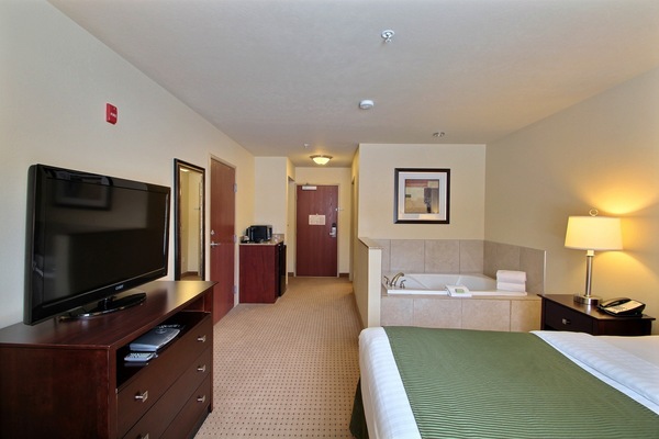 Premium bedding, in-room safe, desk, laptop workspace