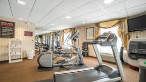Un gimnasio equipado con cintas de correr, elípticas y máquinas de pesas.