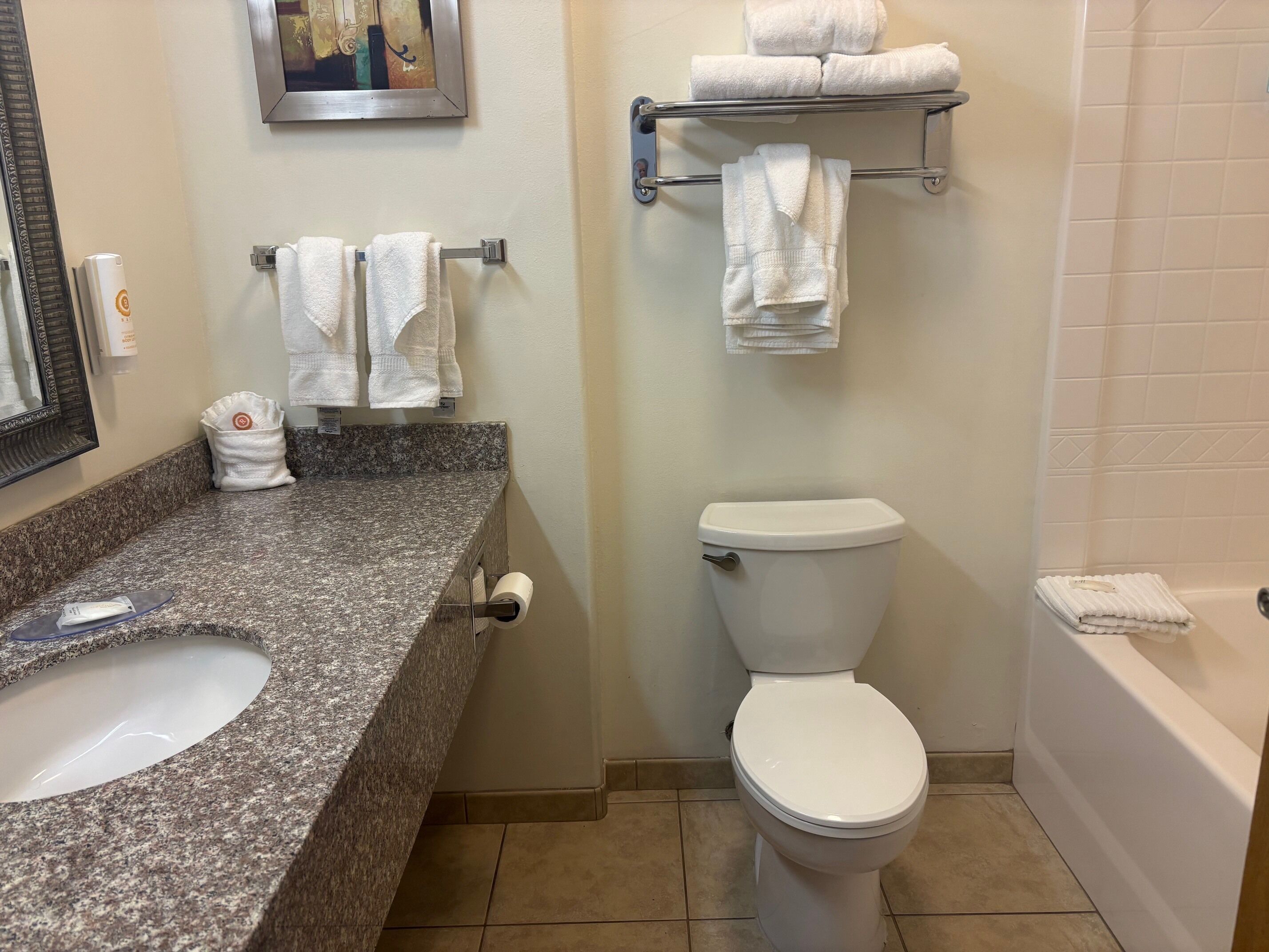 Tina con regadera, secadora de cabello, toallas 