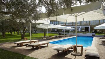 Habitación familiar, vistas al jardín, junto a la piscina | Ropa de cama de alta calidad, minibar, caja fuerte y escritorio