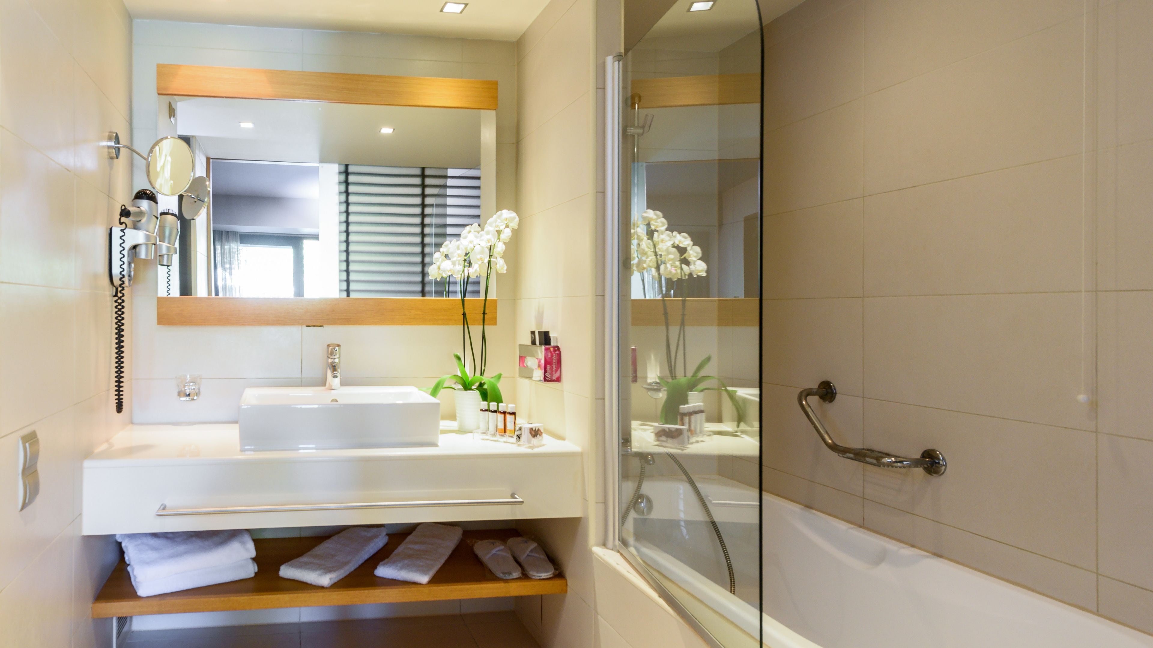 superior double room, gv | bathroom | free toiletries, hair dryer, bathrobes, slippers