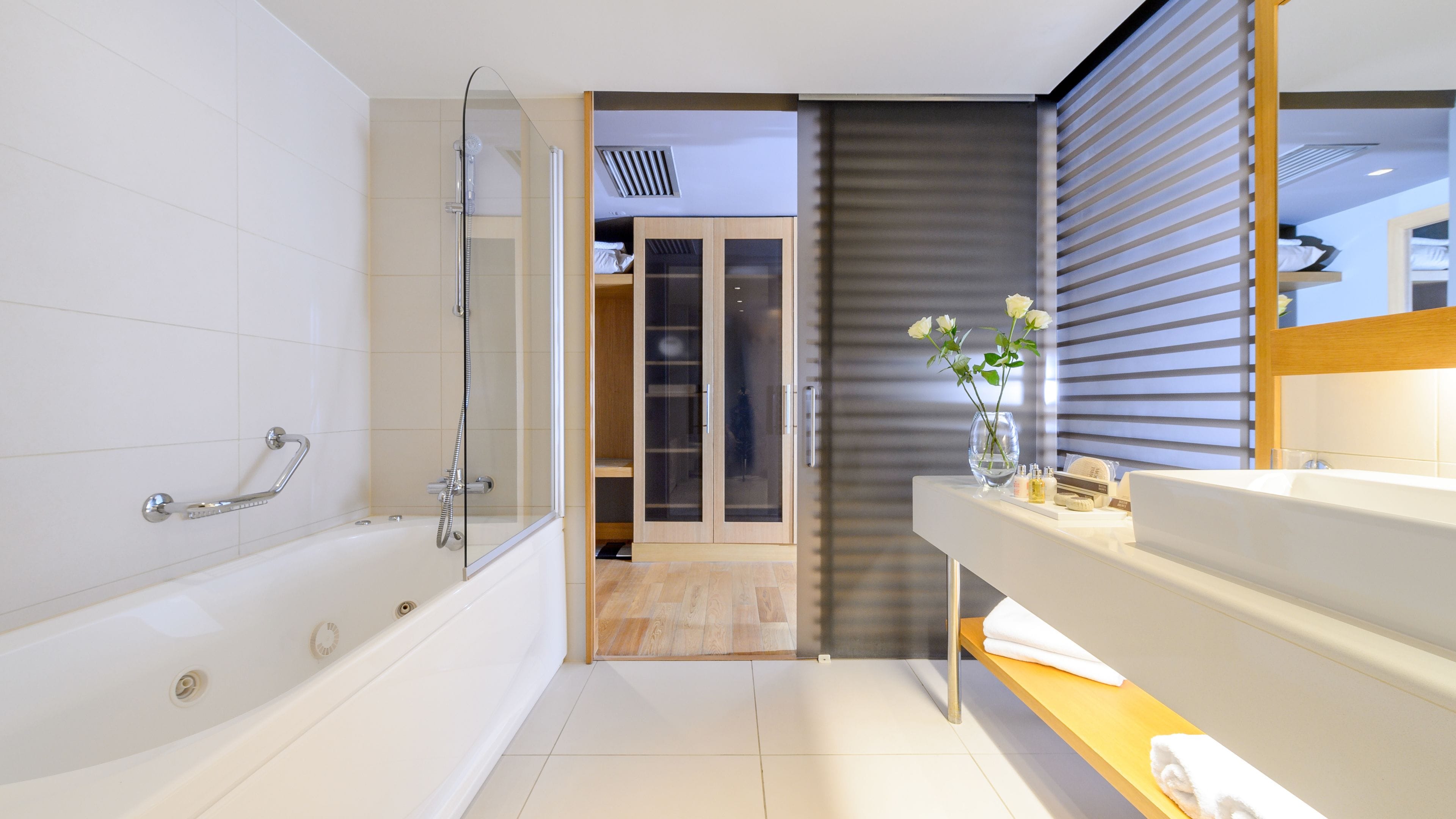 deluxe suite, private pool | bathroom | free toiletries, hair dryer, bathrobes, slippers