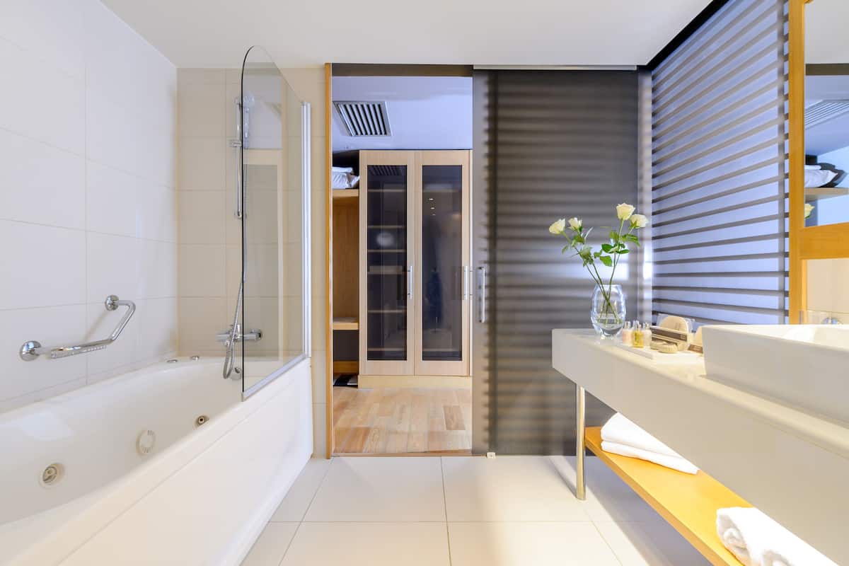 deluxe suite, private pool | bathroom | free toiletries, hair dryer, bathrobes, slippers