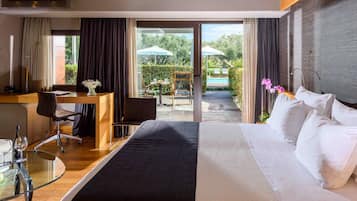 Superior Double Room, Pool front | 高級寝具、ミニバー、セーフティボックス (室内)、デスク