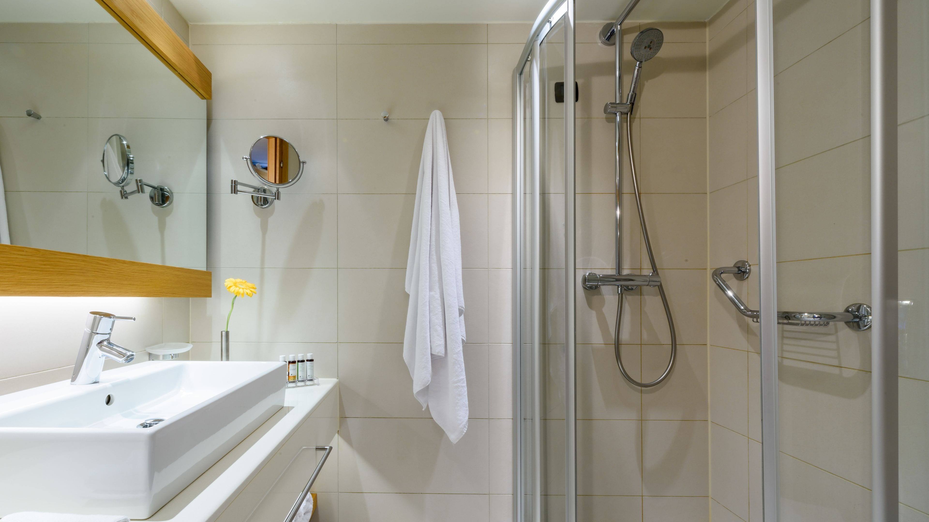 superior single room | bathroom | free toiletries, hair dryer, bathrobes, slippers