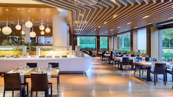 2 か所のレストラン、朝食、ランチ、ディナーに営業 (地中海料理)