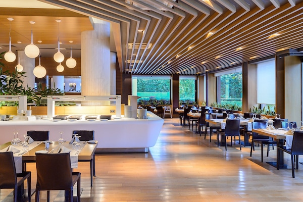 2 restaurants; breakfast, lunch and dinner served