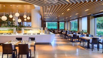 2 restaurantes; se sirve desayuno, almuerzo y cena; cocina mediterránea