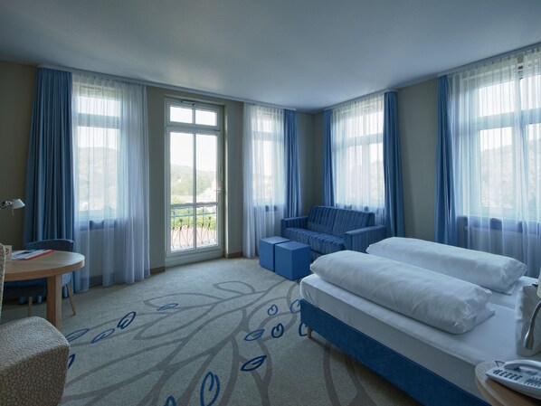 Ropa de cama hipoalergénica, camas con pillow-top y minibar 