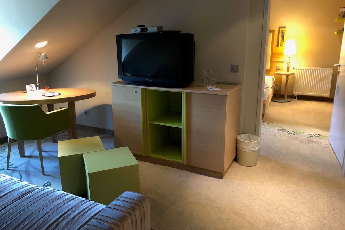 Junior Suite | Hypo-allergenic bedding, pillow-top beds, minibar, in-room safe