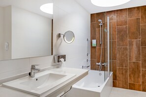 Departamento, 1 habitación | Baño | Amenidades de baño ecológicas, secadora de cabello, toallas 