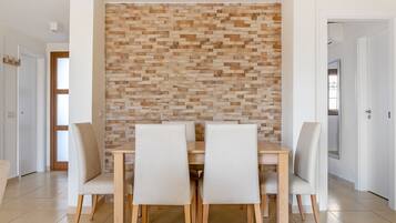 Appartement, 2 chambres | Salle Ă manger