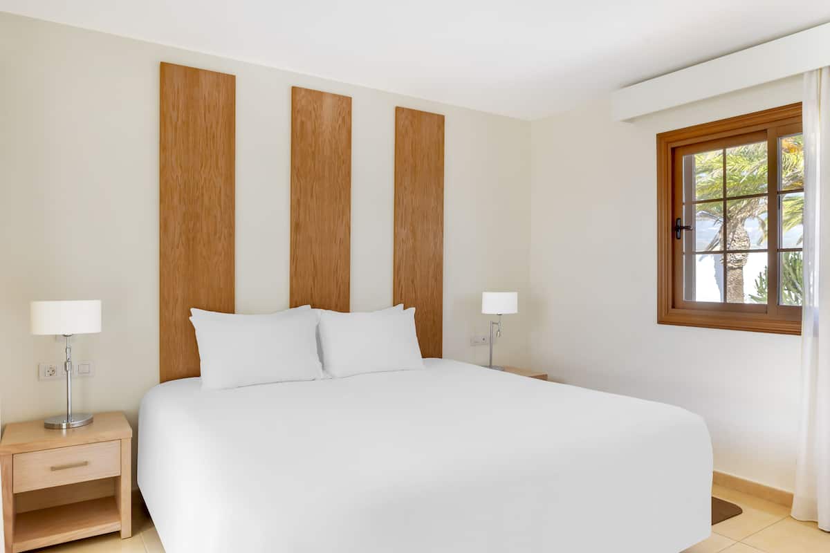 Appartement, 1 slaapkamer | 2 slaapkamers, een kluis op de kamer, een strijkplank/strijkijzer
