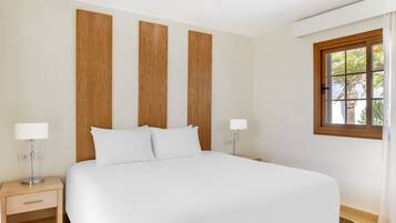 Appartement, 1 slaapkamer | Een kluis op de kamer, een strijkplank/strijkijzer, gratis babybedden