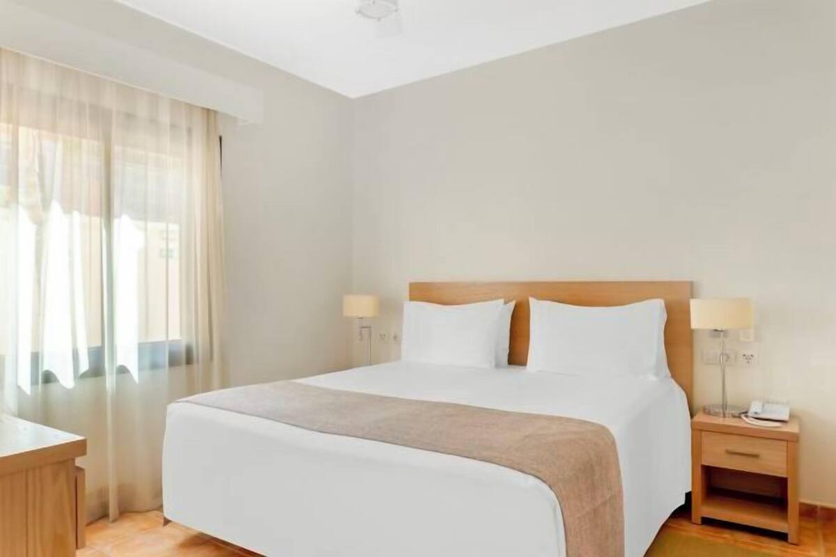 Surmatelas, coffres-forts dans les chambres, fer et planche à repasser