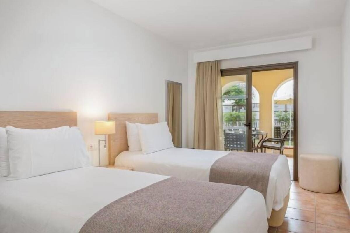 Surmatelas, coffres-forts dans les chambres, fer et planche à repasser