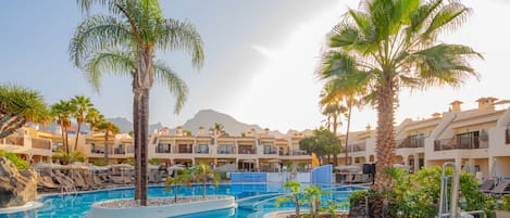 Ulkouima-allas, aurinkotuoleja