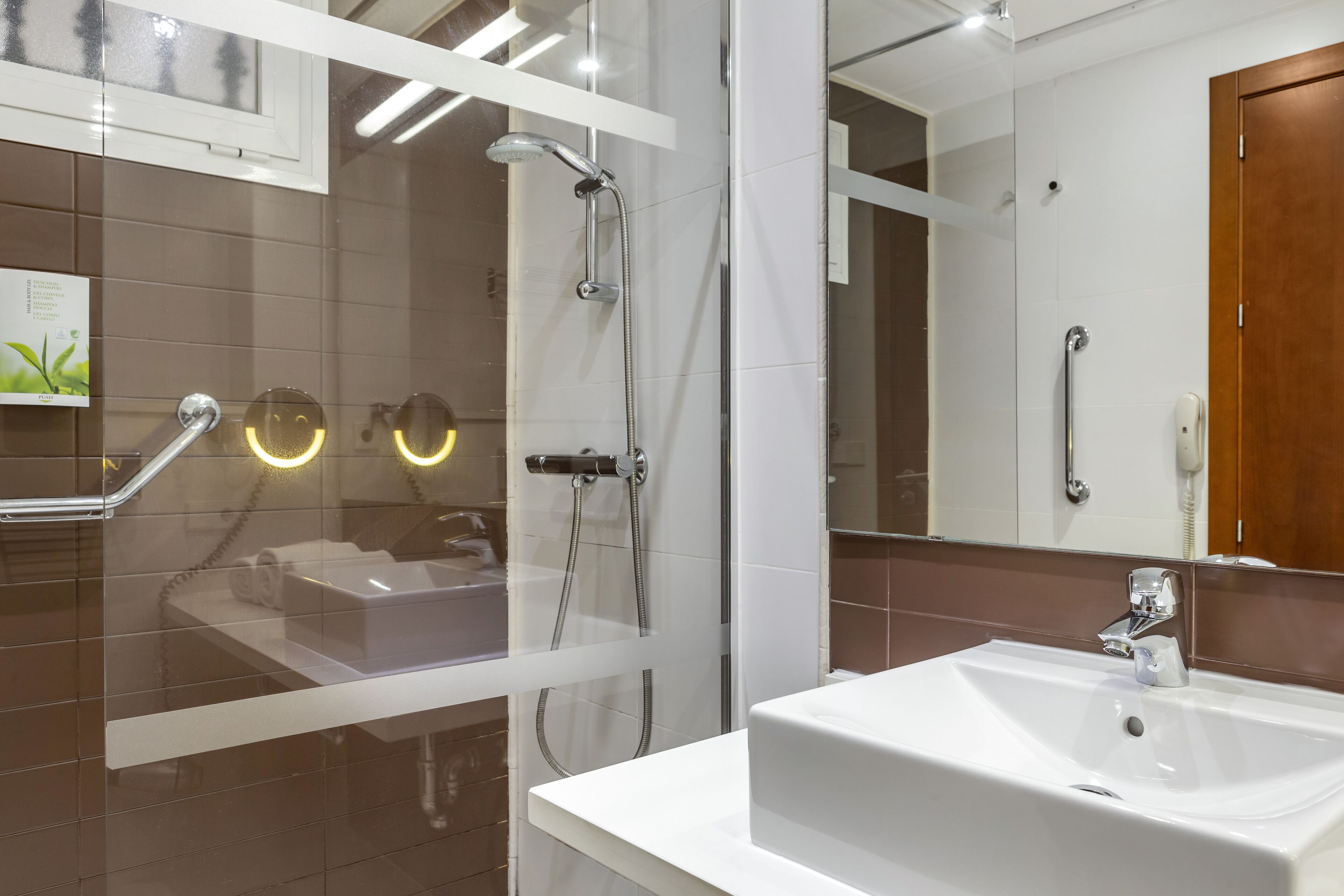 Studio (Apartment) | Phòng tắm | Đồ dùng nhà tắm thân thiện với môi trường, khăn tắm 