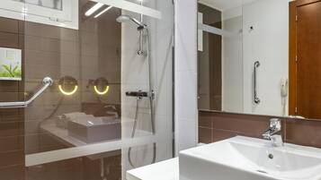 Studio (Apartment) | Bathroom | Eco-friendly toiletries, towels