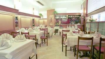 Café da manhã com buffet grátis todos os dias