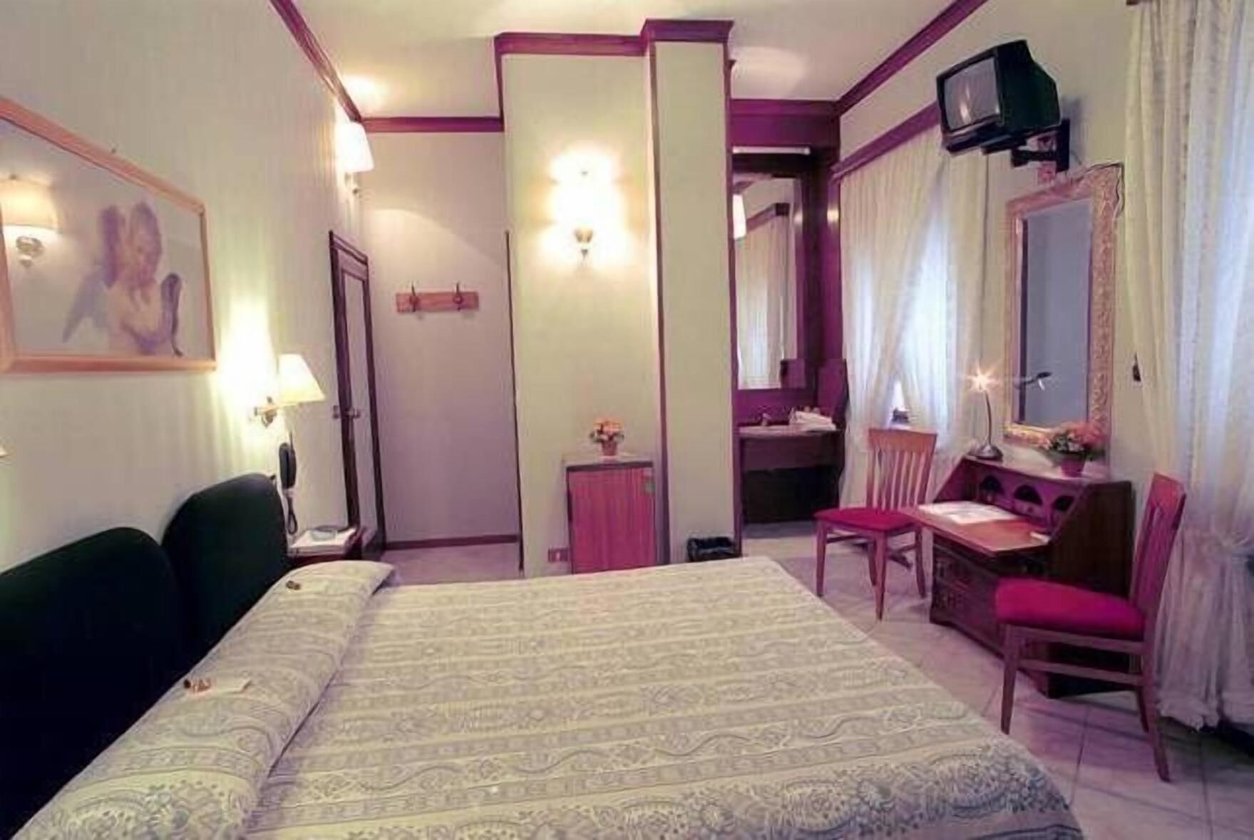 خزنة داخل الغرفة ومكتب وأسرّة أطفال/رض ّع وأسرّة قابلة للطي