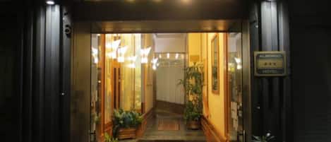 Façade de lâhĂ©bergement - soirĂ©e/nuit