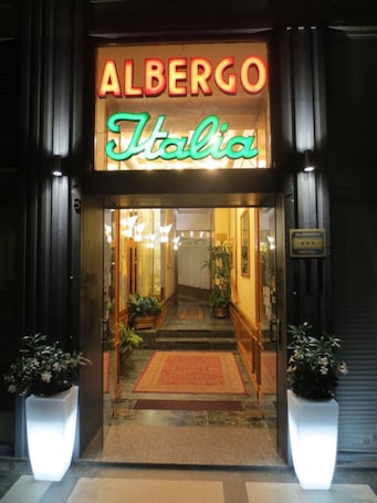Fachada de la propiedad por la tarde o noche