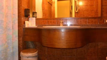 Chambre Double Ăconomique | Lavabo de la salle de bain