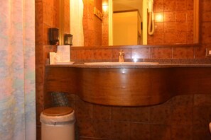 Chambre économique double | Lavabo de la salle de bain