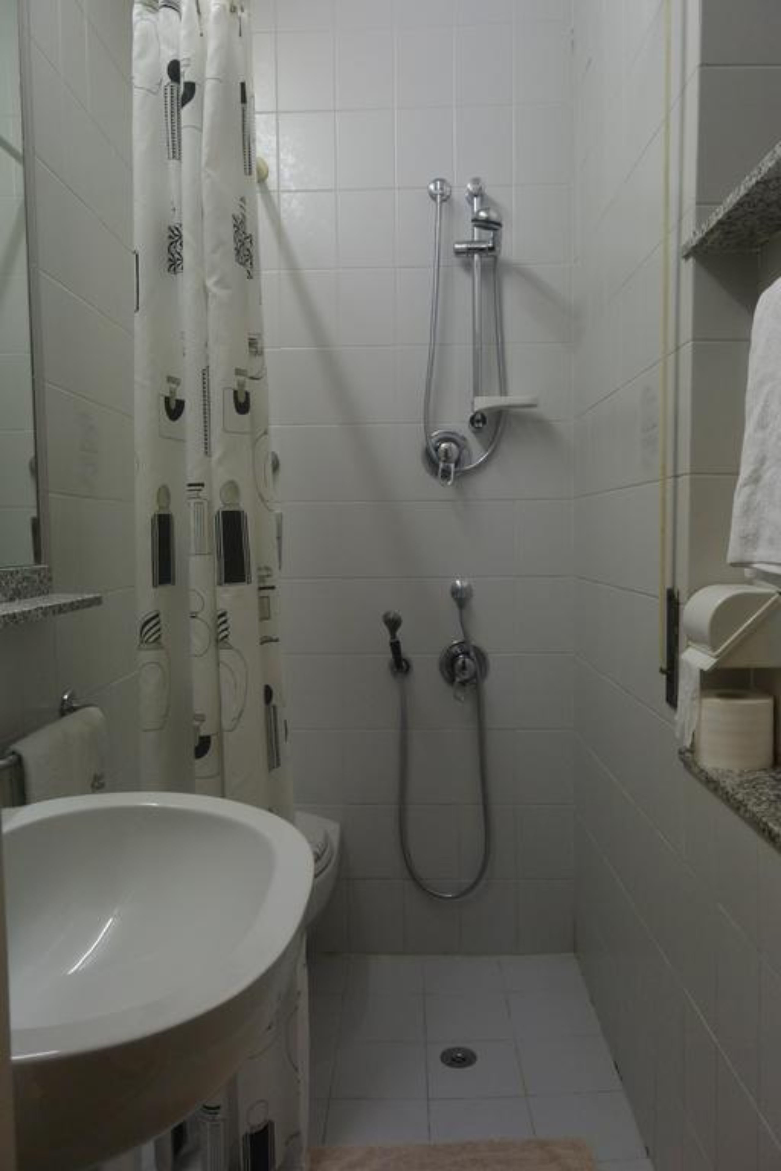 Un baño con ducha, lavabo e inodoro.