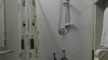 Un baño con ducha, lavabo e inodoro.