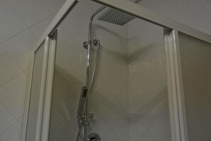 Chambre Double | Douche de la salle de bain