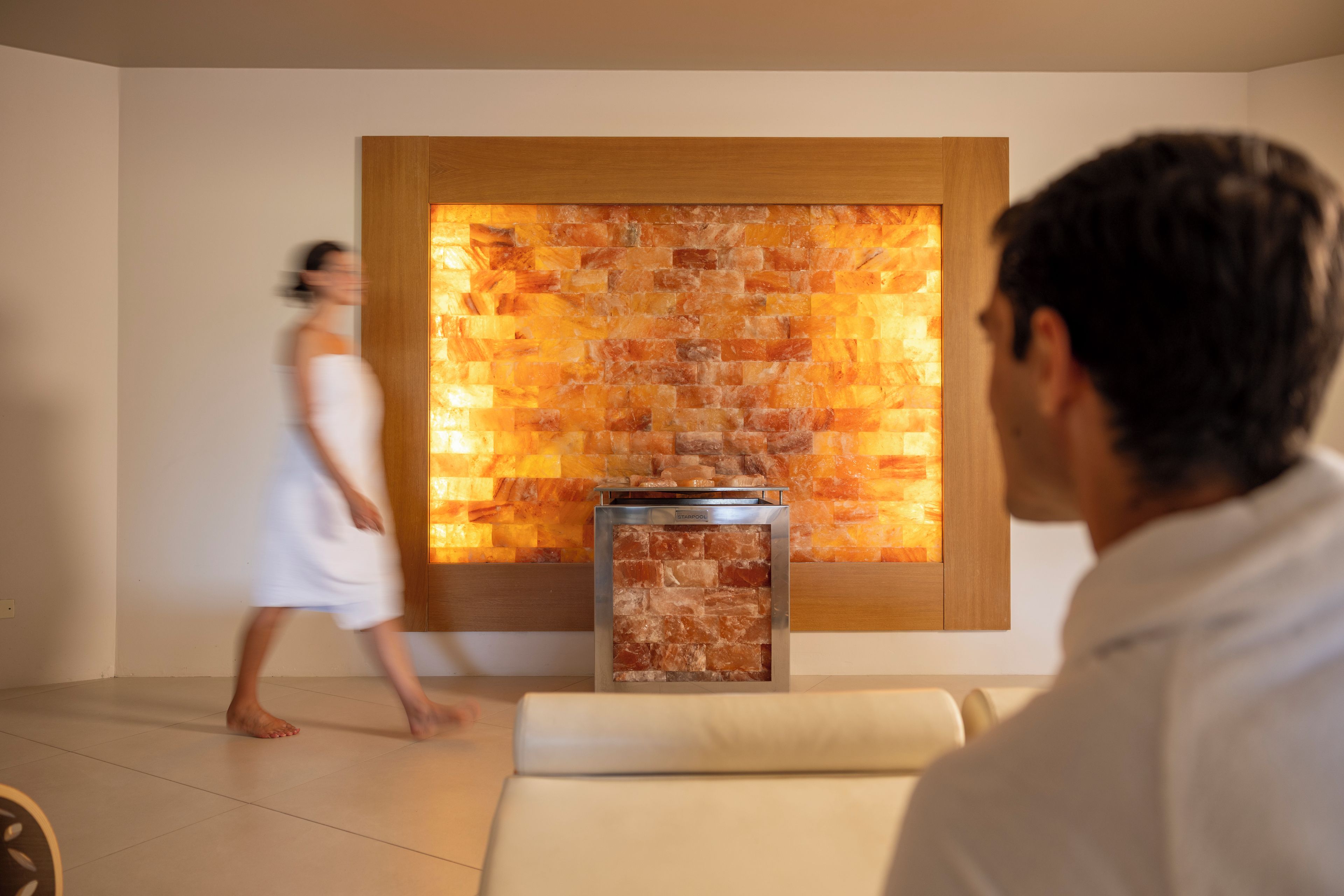 Un área de spa con pared de piedra y sauna.