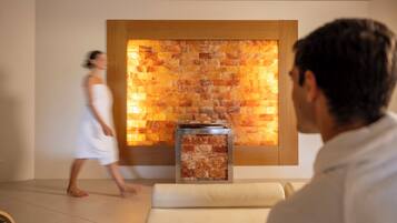 Un área de spa con pared de piedra y sauna.