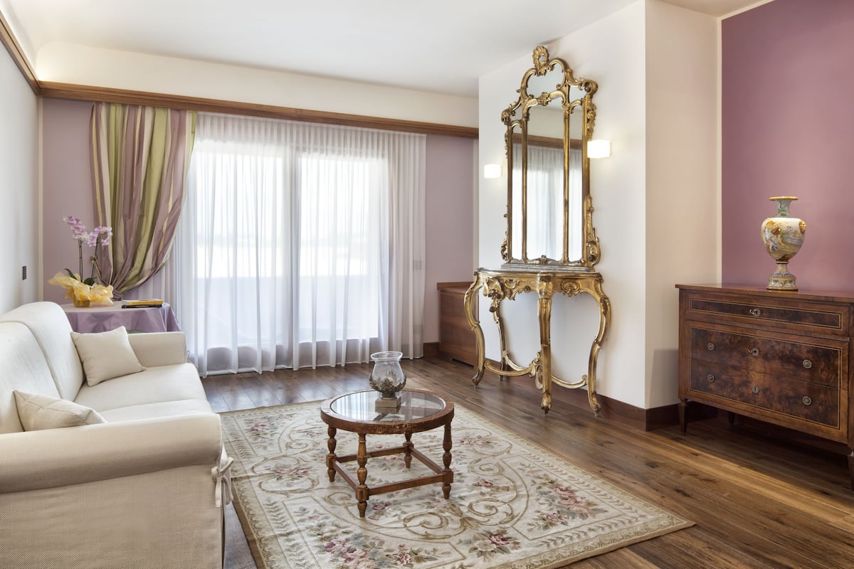 executive suite | living area | 30-inch flat-screen tv with satellite channels, tv