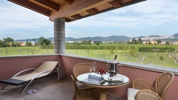 Executive-suite | Premium-sengetøj, minibar, pengeskab på værelset, skrivebord