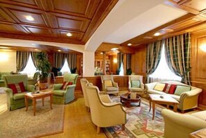 Lobby sitting area - Hotel Relais des Glaciers Spa Resort (Ayas)