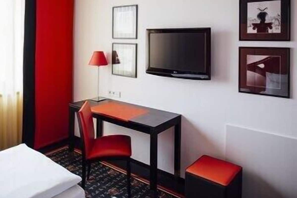 Hypo-allergenic bedding, down comforters, minibar, in-room safe